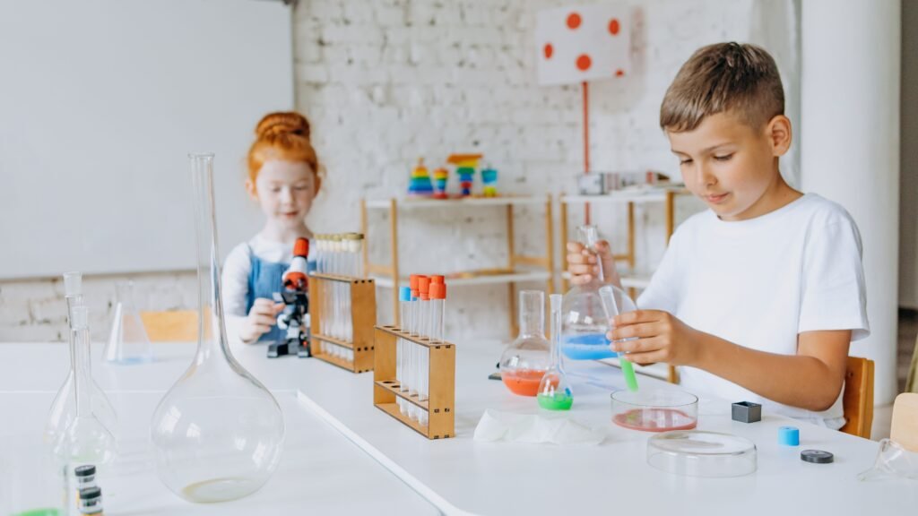 Simple science experiment for preschoolers using baking soda and vinegar